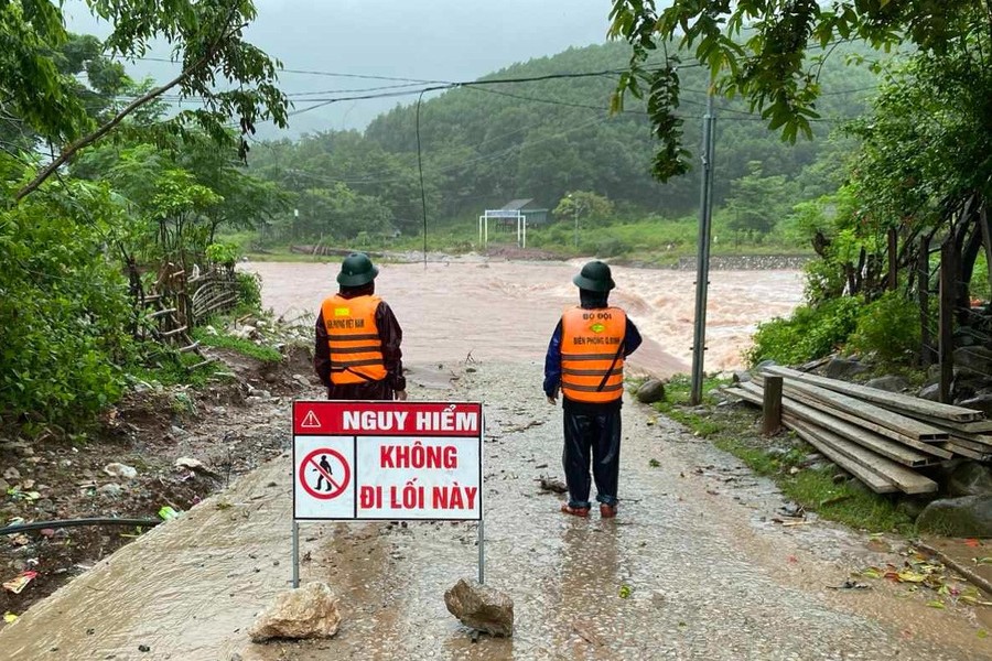 Mưa lớn gây sạt lở, ngập lụt tại nhiều tuyến đường miền Trung