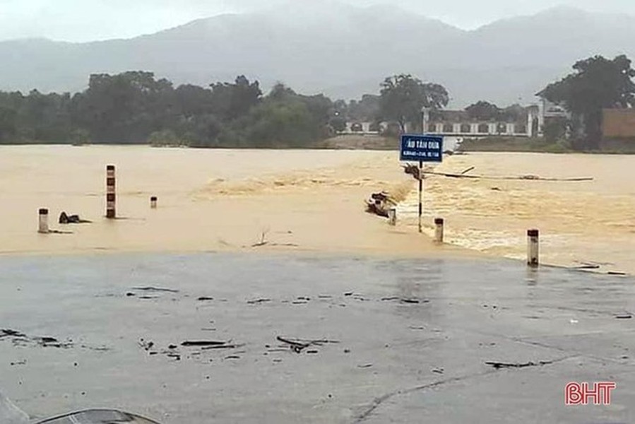 Mưa lớn gây sạt lở, ngập lụt tại nhiều tuyến đường miền Trung