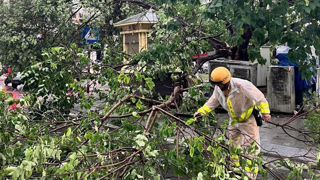Ứng phó bão số 3, CSGT Hà Nội căng mình làm nhiệm vụ