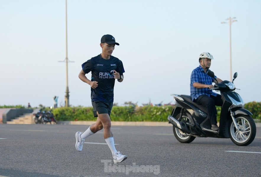 Nguyễn Thị Oanh và dàn sao điền kinh căng mình luyện tập cho Tiền Phong Marathon 2024