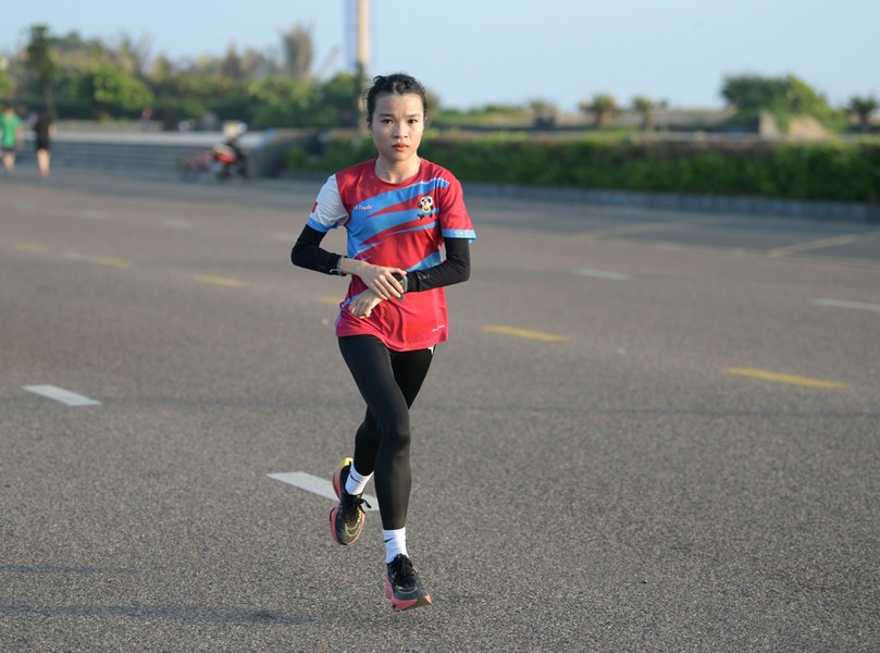 Nguyễn Thị Oanh và dàn sao điền kinh căng mình luyện tập cho Tiền Phong Marathon 2024