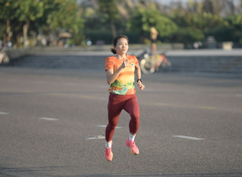 Nguyễn Thị Oanh và dàn sao điền kinh căng mình luyện tập cho Tiền Phong Marathon 2024