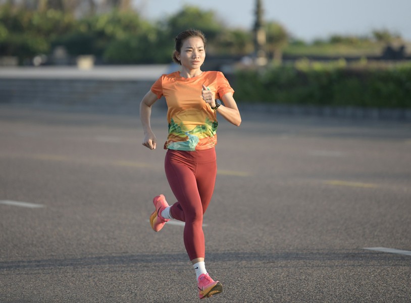 Nguyễn Thị Oanh và dàn sao điền kinh căng mình luyện tập cho Tiền Phong Marathon 2024
