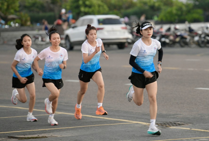 Nguyễn Thị Oanh và dàn sao điền kinh căng mình luyện tập cho Tiền Phong Marathon 2024