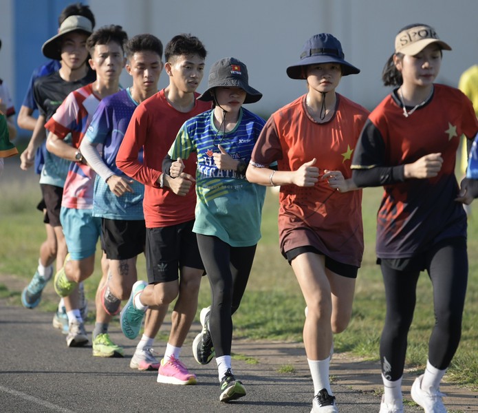 Nguyễn Thị Oanh và dàn sao điền kinh căng mình luyện tập cho Tiền Phong Marathon 2024