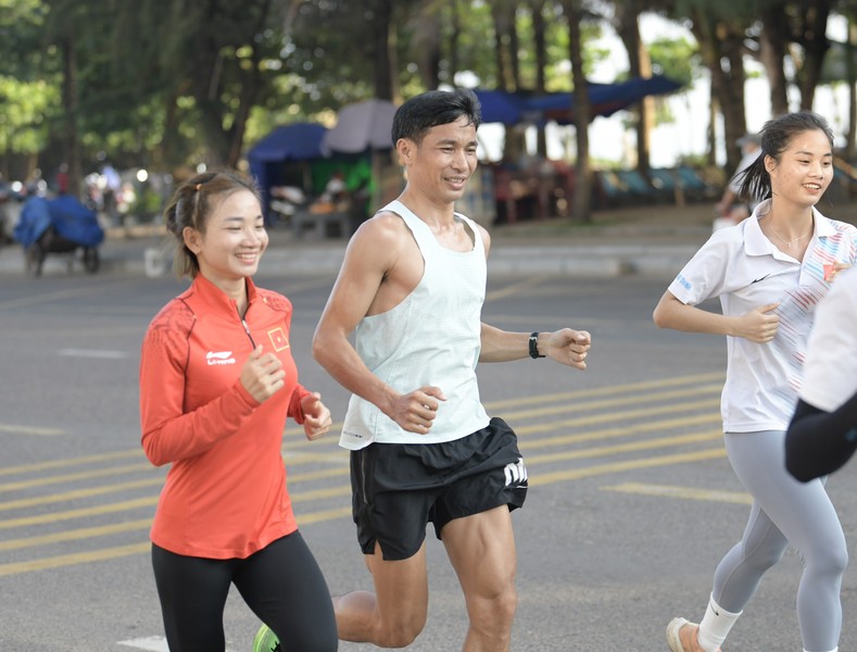 Nguyễn Thị Oanh và dàn sao điền kinh căng mình luyện tập cho Tiền Phong Marathon 2024