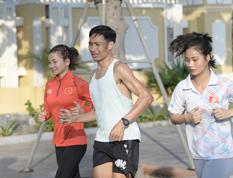 Nguyễn Thị Oanh và dàn sao điền kinh căng mình luyện tập cho Tiền Phong Marathon 2024