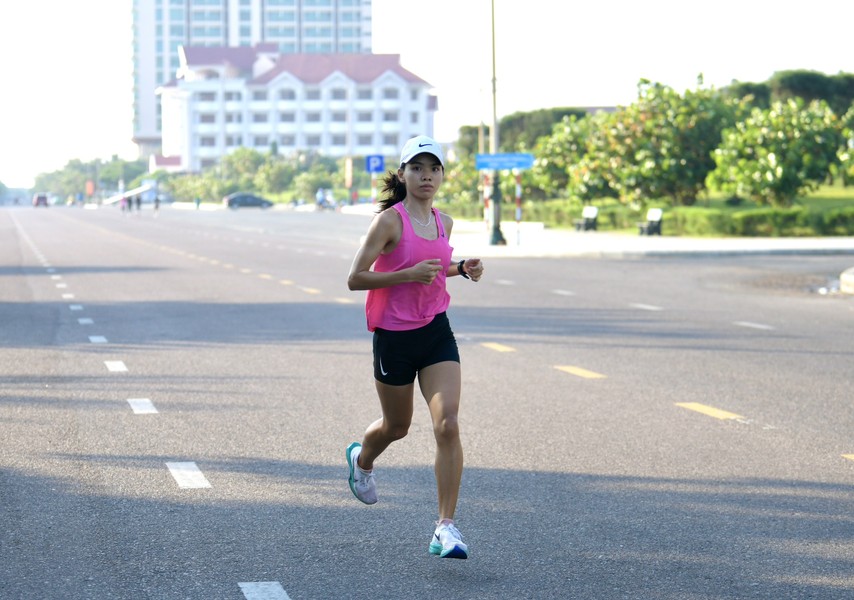 Nguyễn Thị Oanh và dàn sao điền kinh căng mình luyện tập cho Tiền Phong Marathon 2024