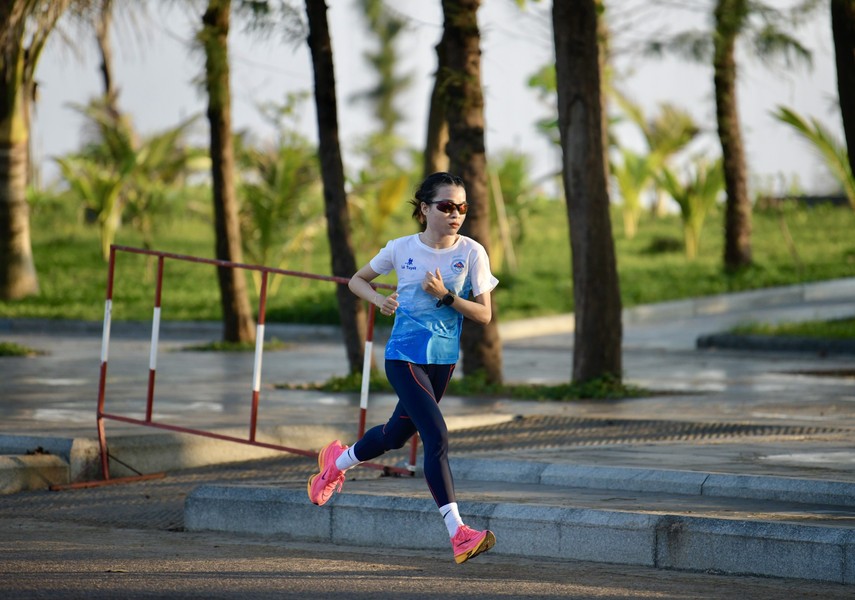 Nguyễn Thị Oanh và dàn sao điền kinh căng mình luyện tập cho Tiền Phong Marathon 2024