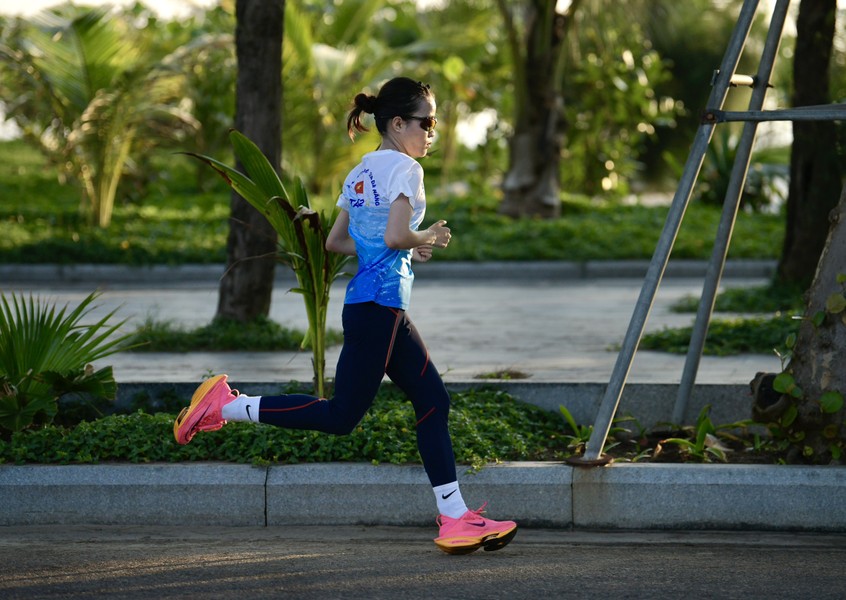 Nguyễn Thị Oanh và dàn sao điền kinh căng mình luyện tập cho Tiền Phong Marathon 2024