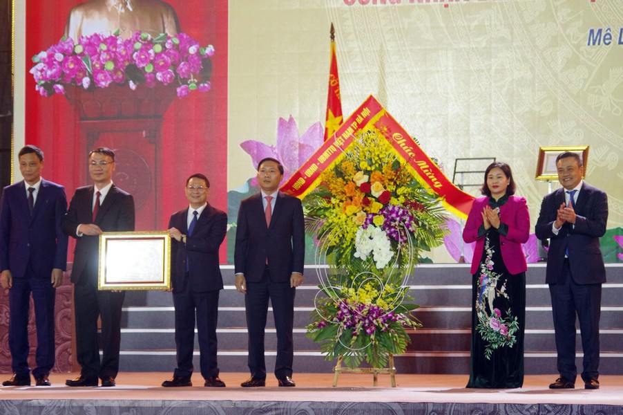 Toàn cảnh ngày hội đặc biệt ở vựa hoa Mê Linh khi cùng lúc đón 3 niềm vui lớn