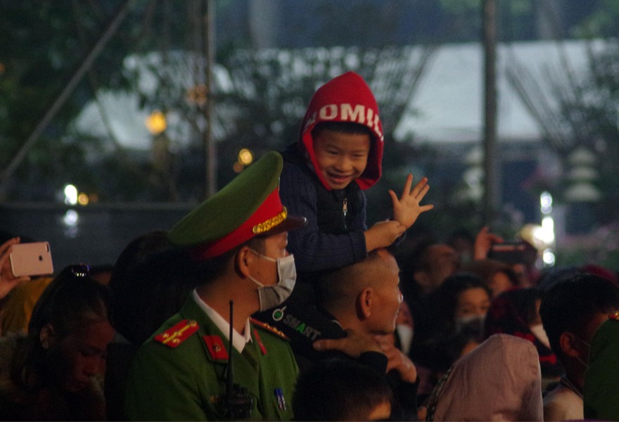 Toàn cảnh ngày hội đặc biệt ở vựa hoa Mê Linh khi cùng lúc đón 3 niềm vui lớn