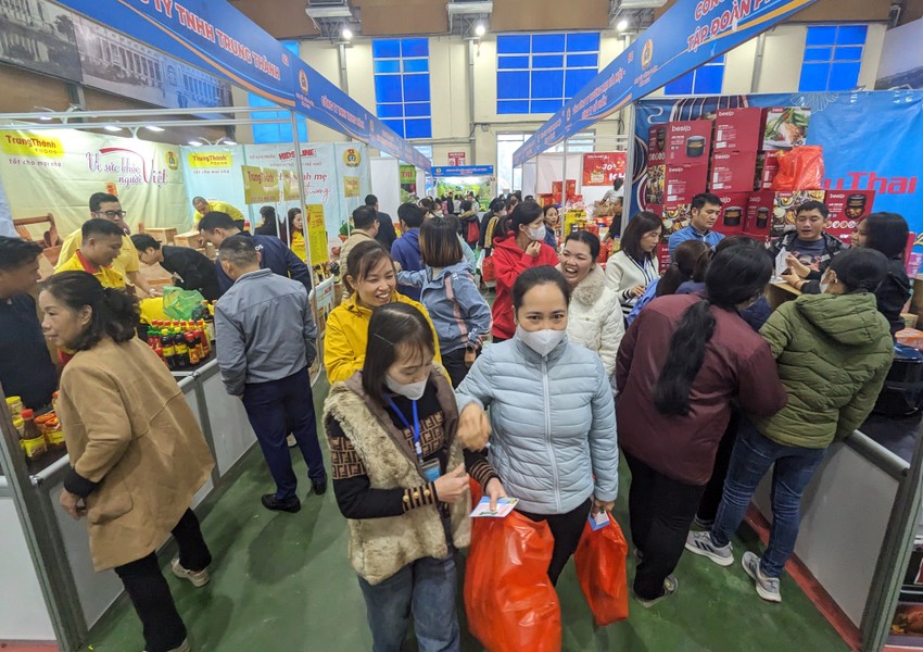Người lao động Thủ đô phấn khởi gói bánh chưng, đi chợ 0 đồng đón Tết Giáp Thìn 2024