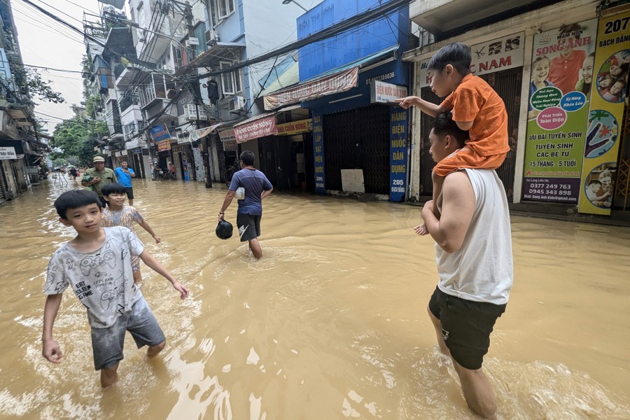 Ảnh: Nước lũ sông Hồng bắt đầu rút chậm, người dân Hà Nội chuẩn bị dọn dẹp nhà cửa