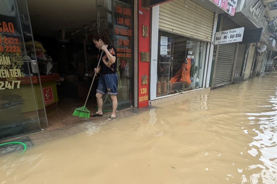Ảnh: Nước lũ sông Hồng bắt đầu rút chậm, người dân Hà Nội chuẩn bị dọn dẹp nhà cửa