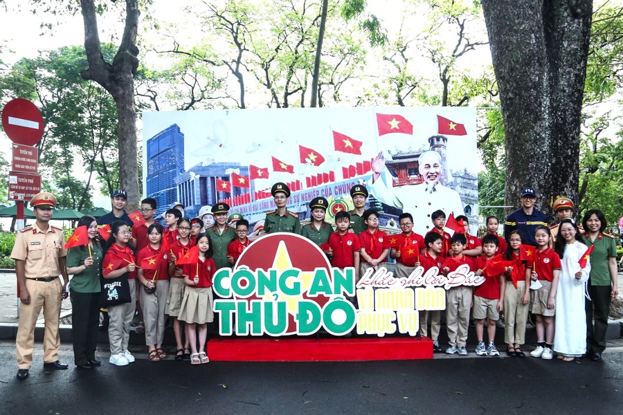 Ấn tượng triển lãm “Công an Thủ đô khắc ghi lời Bác”