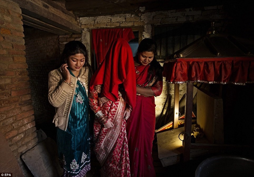 Kumari tại Nepal (2): Nữ thần hoàn tục ra sao? ảnh 2 Kumari tại Nepal (2): Nữ thần hoàn tục ra sao? ảnh 2