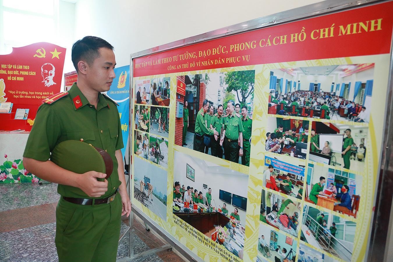Bên cạnh việc giáo dục tri thức, các trường Công an nhân dân đặc biệt coi trọng việc giáo dục cán bộ, chiến sĩ về tư tưởng, chính trị, đạo đức, lối sống (Ảnh: Đinh Tuấn Anh) Bên cạnh việc giáo dục tri thức, các trường Công an nhân dân đặc biệt coi trọng việc giáo dục cán bộ, chiến sĩ về tư tưởng, chính trị, đạo đức, lối sống (Ảnh: Đinh Tuấn Anh)