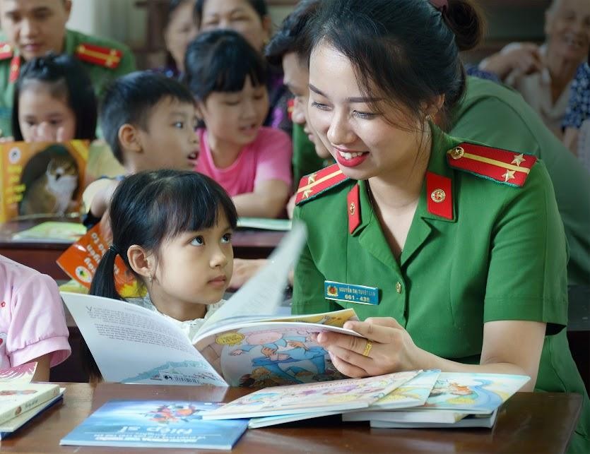 Mối quan hệ quân - dân là một hình mẫu tiêu biểu cho mối quan hệ máu thịt, cá - nước, thủy chung vẹn toàn, trở thành lời thề danh dự của quân nhân cách mạng (Ảnh: Bùi Việt Đức) Mối quan hệ quân - dân là một hình mẫu tiêu biểu cho mối quan hệ máu thịt, cá - nước, thủy chung vẹn toàn, trở thành lời thề danh dự của quân nhân cách mạng (Ảnh: Bùi Việt Đức)