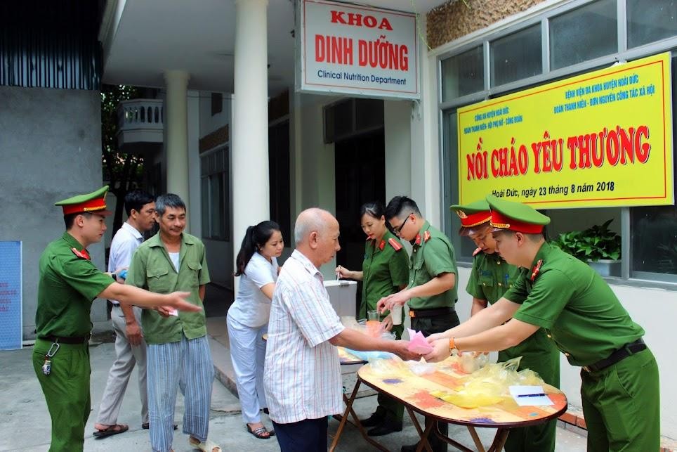 “Vì nước quên thân, vì dân phục vụ” mãi là lời thề sắt son trong trái tim mỗi người chiến sĩ Công an nhân dân (Ảnh: Minh Tâm) “Vì nước quên thân, vì dân phục vụ” mãi là lời thề sắt son trong trái tim mỗi người chiến sĩ Công an nhân dân (Ảnh: Minh Tâm)