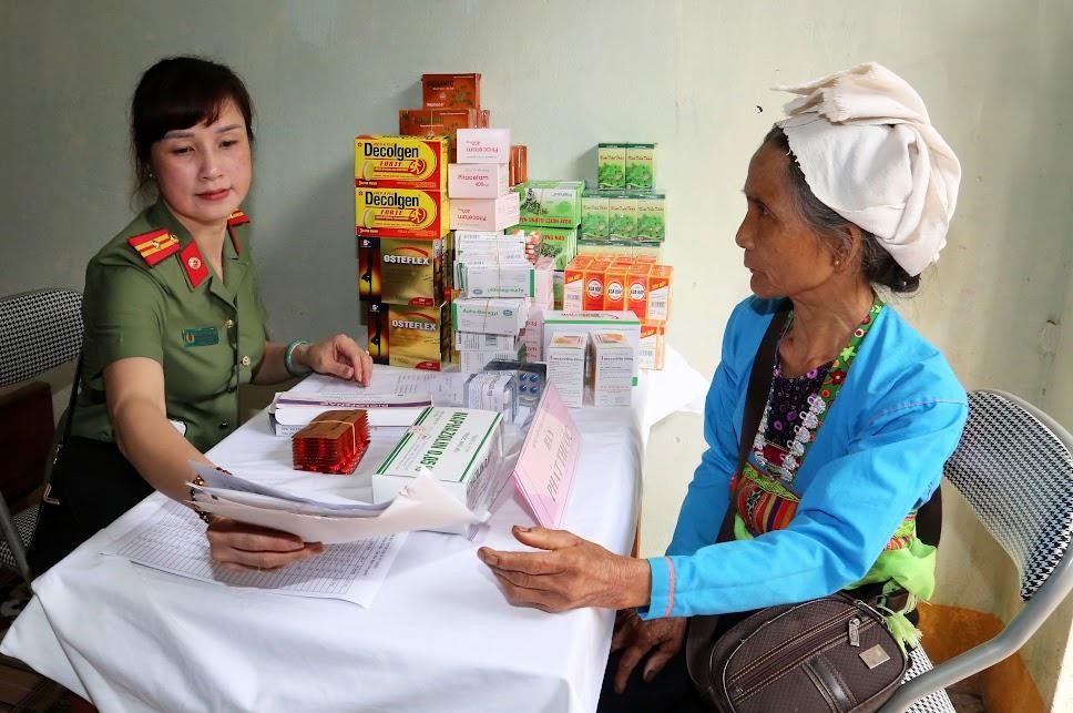Chủ tịch Hồ Chí Minh yêu cầu cán bộ, đảng viên phải chăm lo đến đời sống vật chất, tinh thần của nhân dân; luôn tôn trọng dân, lắng nghe và học hỏi dân; khơi nguồn sức mạnh trong dân, biết dựa vào dân để giải quyết các công việc cách mạng (Ảnh: Lê Minh Anh) Chủ tịch Hồ Chí Minh yêu cầu cán bộ, đảng viên phải chăm lo đến đời sống vật chất, tinh thần của nhân dân; luôn tôn trọng dân, lắng nghe và học hỏi dân; khơi nguồn sức mạnh trong dân, biết dựa vào dân để giải quyết các công việc cách mạng (Ảnh: Lê Minh Anh)