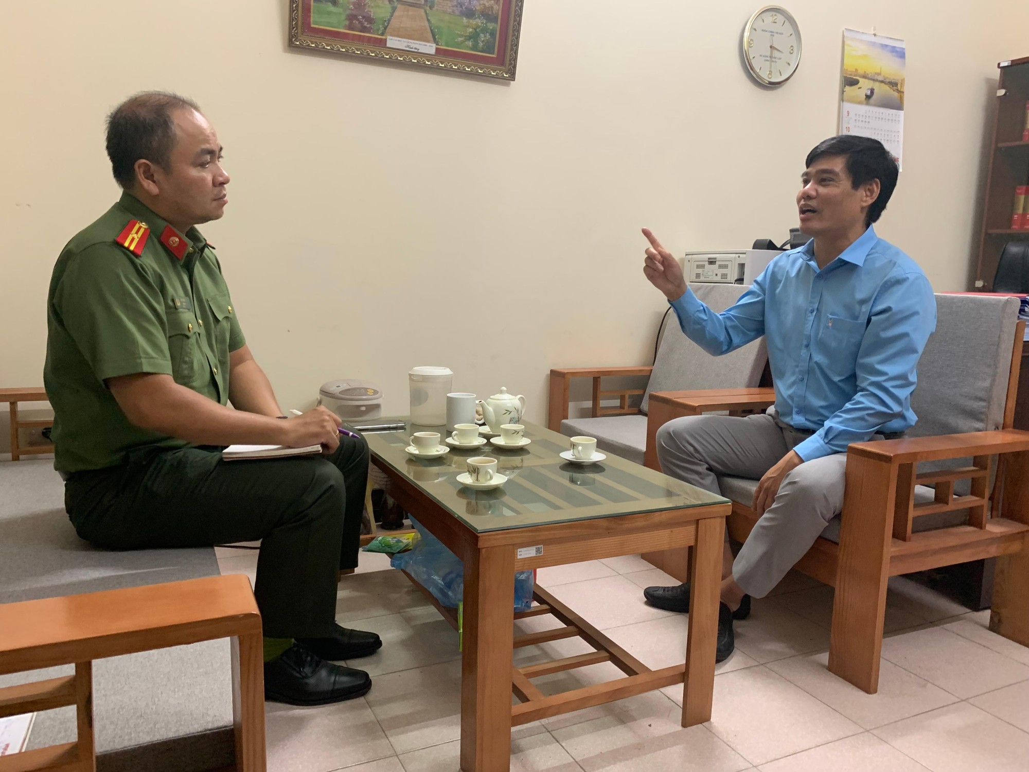 Phó Giáo sư, Tiến sĩ Lê Văn Cường - Phó Viện trưởng Viện Xây dựng Đảng (bên phải) trao đổi với phóng viên An ninh Thủ đô (Ảnh: Nguyễn Tuấn Dũng) Phó Giáo sư, Tiến sĩ Lê Văn Cường - Phó Viện trưởng Viện Xây dựng Đảng (bên phải) trao đổi với phóng viên An ninh Thủ đô (Ảnh: Nguyễn Tuấn Dũng)