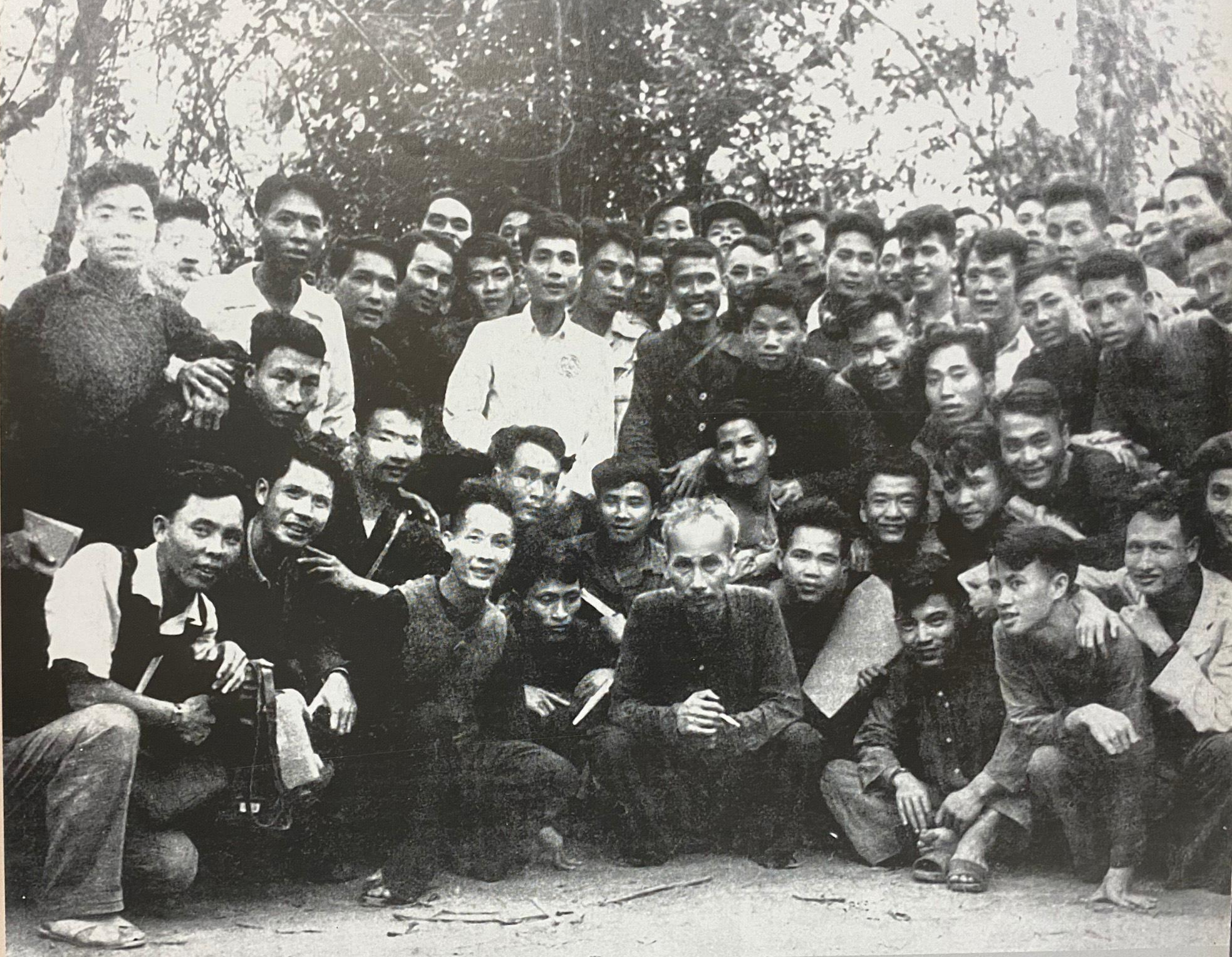 Chủ tịch Hồ Chí Minh chụp ảnh lưu niệm với cán bộ lớp Trung cấp Công an, năm 1950 (Ảnh tư liệu) Chủ tịch Hồ Chí Minh chụp ảnh lưu niệm với cán bộ lớp Trung cấp Công an, năm 1950 (Ảnh tư liệu)