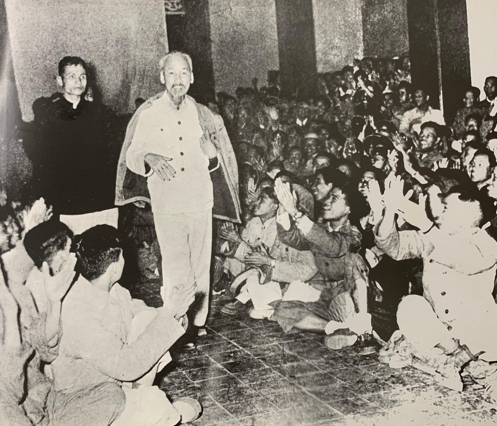 Chủ tịch Hồ Chí Minh đến thăm và nói chuyện với cán bộ, chiến sĩ Sở Công an Hà Nội tại Hội nghị tổng kết công tác năm (ngày 21-12-1956) (Ảnh tư liệu) Chủ tịch Hồ Chí Minh đến thăm và nói chuyện với cán bộ, chiến sĩ Sở Công an Hà Nội tại Hội nghị tổng kết công tác năm (ngày 21-12-1956) (Ảnh tư liệu)