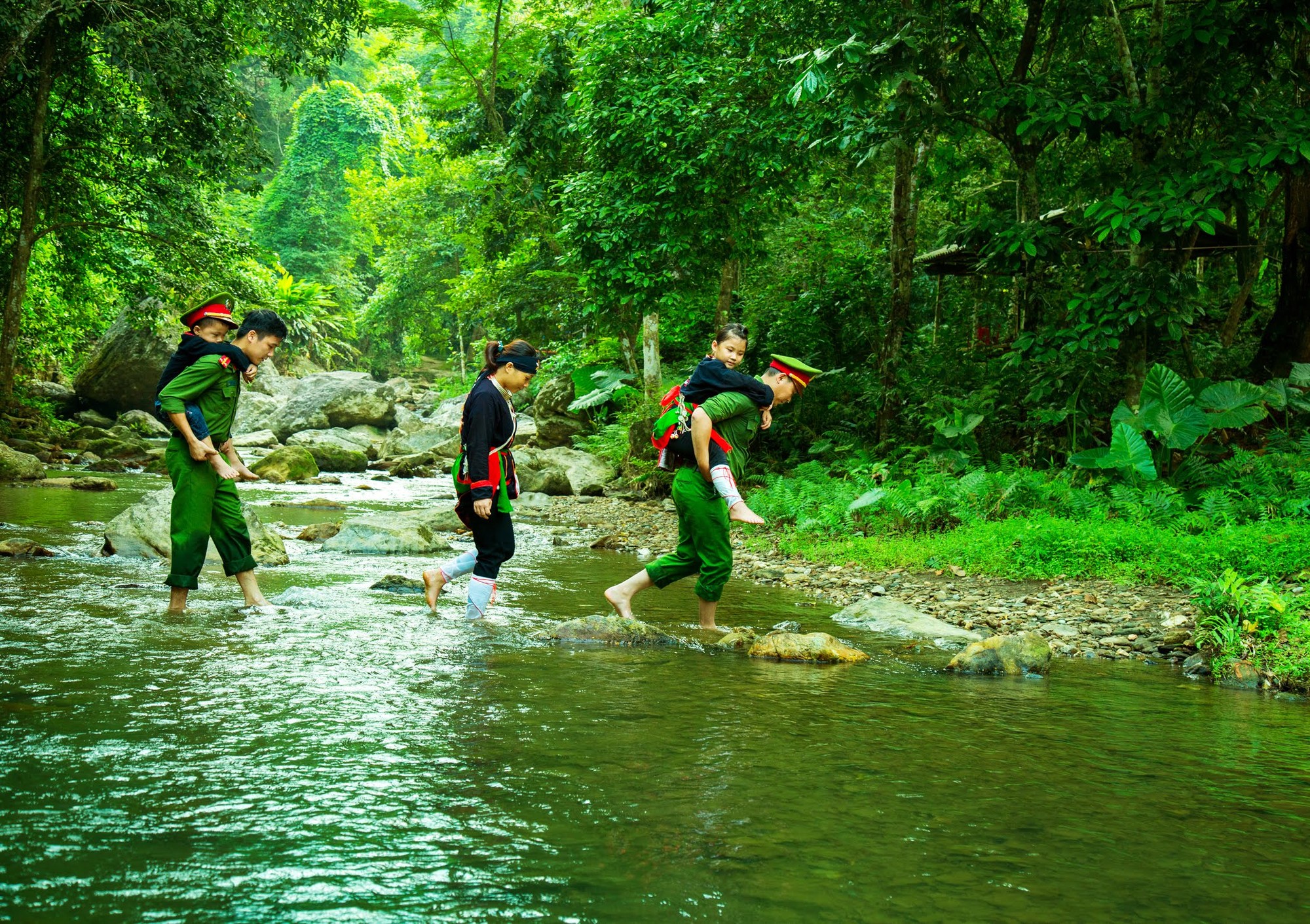Lực lượng Công an nhân dân vì nước quên thân, vì dân phục vụ (Ảnh: Dương Việt Hà) Lực lượng Công an nhân dân vì nước quên thân, vì dân phục vụ (Ảnh: Dương Việt Hà)
