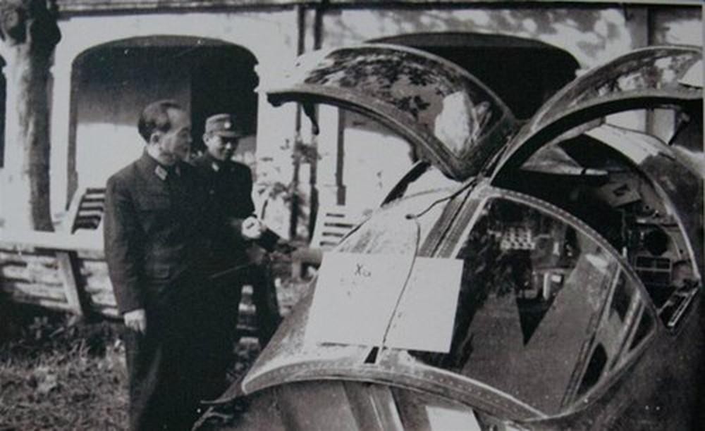 Đại tướng Võ Nguyên Giáp bên xác một chiếc F-111 bị quân dân ta bắn hạ trước chiến dịch Điện Biên Phủ trên không.