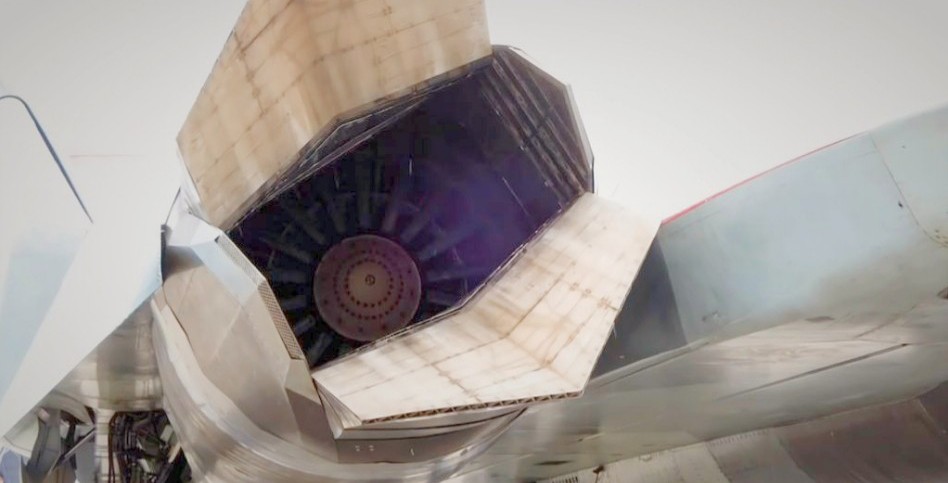Chiếc Su-57 thử nghiệm với một động cơ có vòi phun thẳng