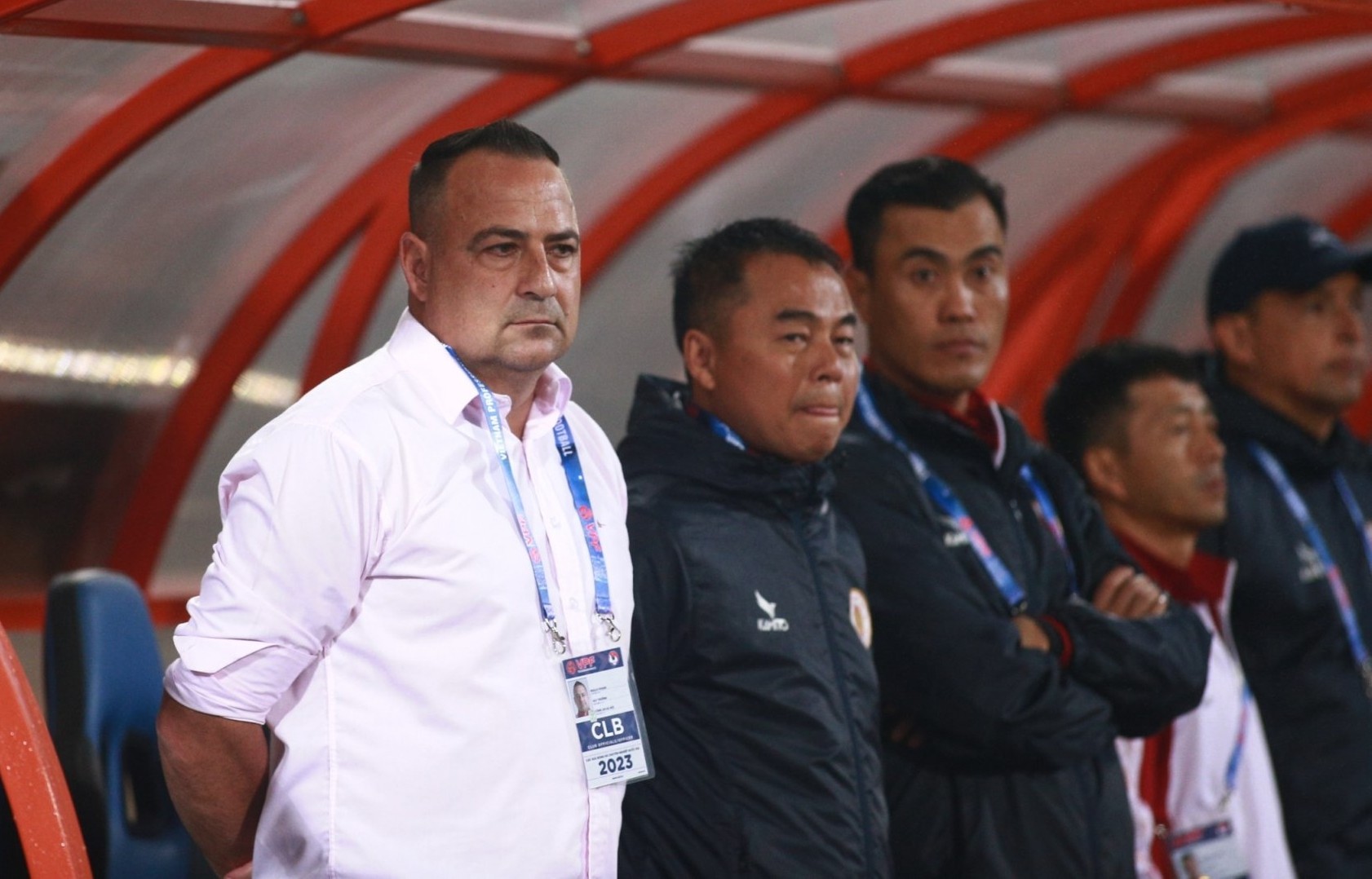 HLV Foiani cùng ban huấn luyện CLB CAHN