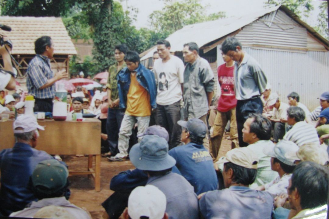 Cán bộ giải thích chính sách khoan hồng của Đảng, Nhà nước cho tàn quân Fulro. Cán bộ giải thích chính sách khoan hồng của Đảng, Nhà nước cho tàn quân Fulro.