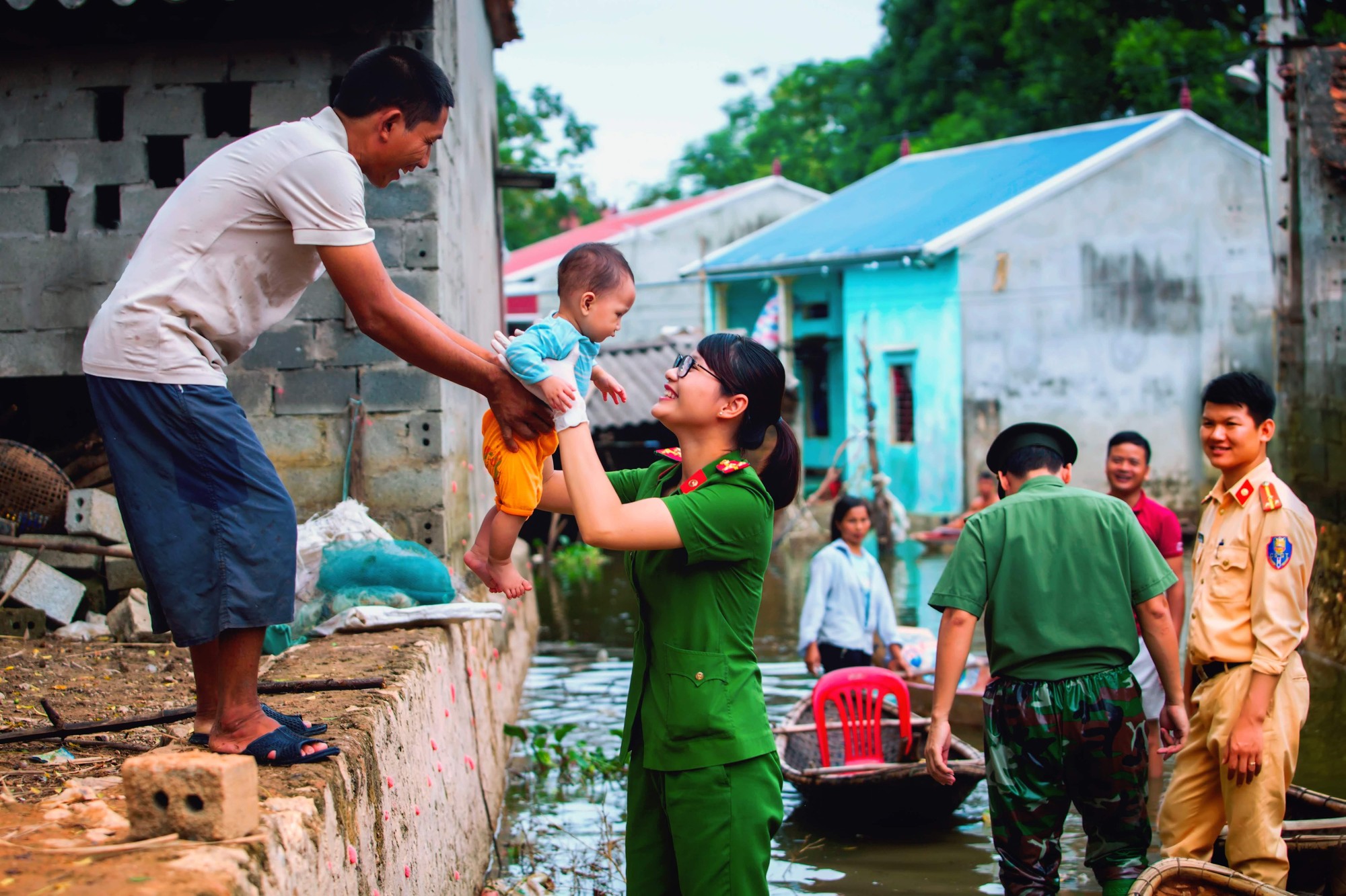Sức mạnh của chính quy, tinh nhuệ, hiện đại phải được đảm bảo bằng đạo đức - đạo đức vì nhân dân (Ảnh: Nguyễn Công Quân) Sức mạnh của chính quy, tinh nhuệ, hiện đại phải được đảm bảo bằng đạo đức - đạo đức vì nhân dân (Ảnh: Nguyễn Công Quân)