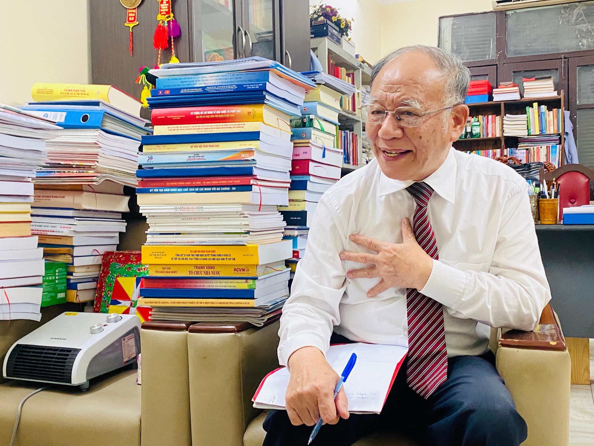 Giáo sư, Tiến sĩ Hoàng Chí Bảo - Chuyên gia cao cấp, nguyên Ủy viên Hội đồng Lý luận Trung ương trả lời phỏng vấn An ninh Thủ đô (Ảnh: Đinh Tuấn Anh) Giáo sư, Tiến sĩ Hoàng Chí Bảo - Chuyên gia cao cấp, nguyên Ủy viên Hội đồng Lý luận Trung ương trả lời phỏng vấn An ninh Thủ đô (Ảnh: Đinh Tuấn Anh)