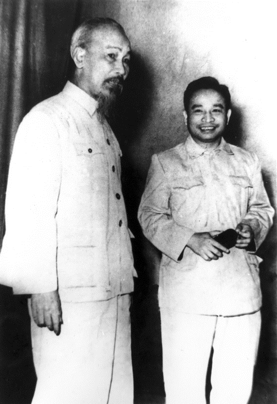 Chủ tịch Hồ Chí Minh và Bộ trưởng Trần Quốc Hoàn tại Hội nghị Công an toàn quốc lần thứ XIV, tháng 1-1960 Chủ tịch Hồ Chí Minh và Bộ trưởng Trần Quốc Hoàn tại Hội nghị Công an toàn quốc lần thứ XIV, tháng 1-1960
