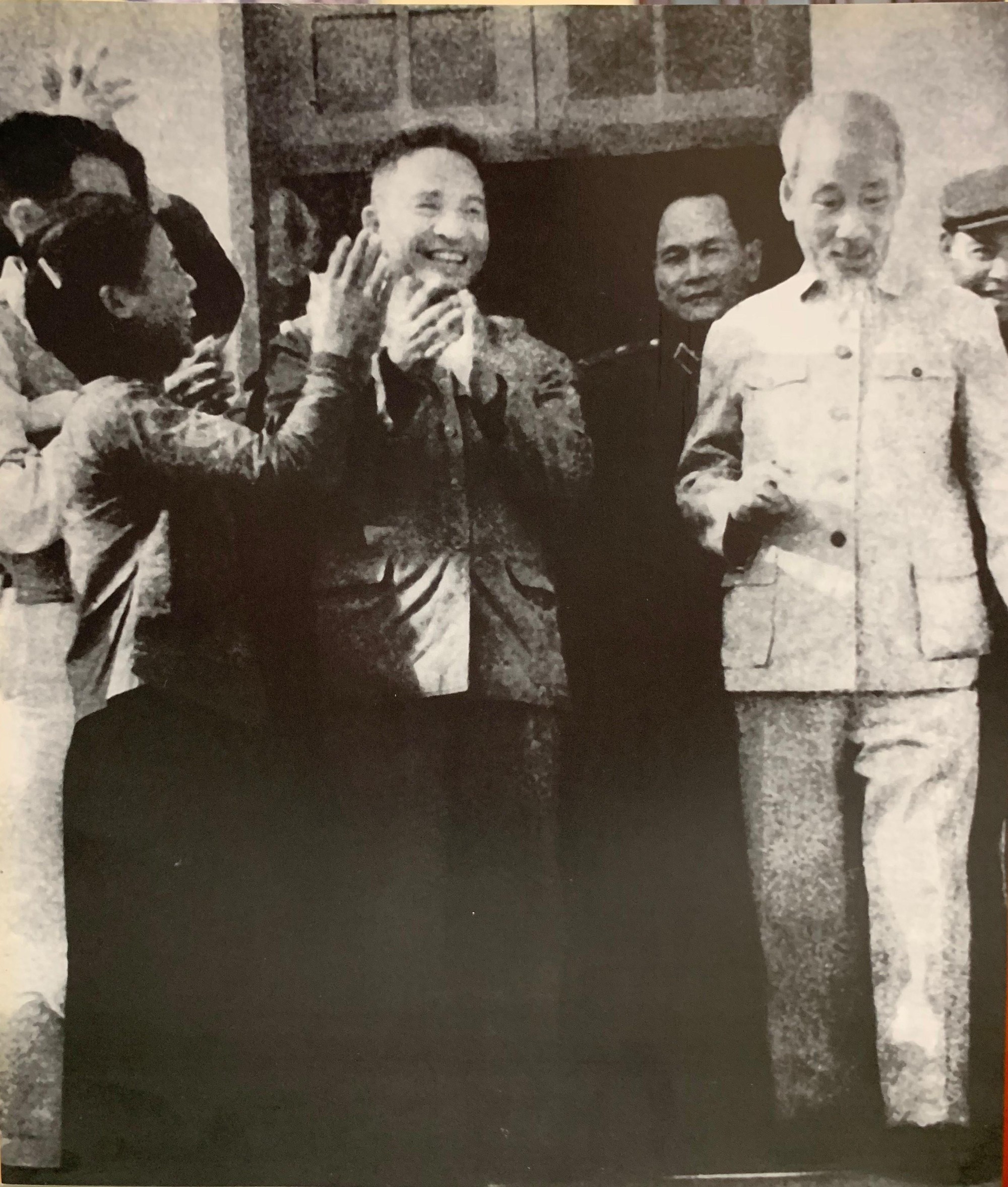 Sau khi nói chuyện tại Hội nghị “Liên hoan Chiến sĩ thi đua” toàn lực lượng Công an nhân dân ngày 3-3-1962, Chủ tịch Hồ Chí Minh đến thăm một nhà ăn tập thể của Trạm 30 (nay là Học viện An ninh nhân dân), cùng đi với Bác có Bộ trưởng Trần Quốc Hoàn và Thứ trưởng Phạm Kiệt (Ảnh tư liệu) Sau khi nói chuyện tại Hội nghị “Liên hoan Chiến sĩ thi đua” toàn lực lượng Công an nhân dân ngày 3-3-1962, Chủ tịch Hồ Chí Minh đến thăm một nhà ăn tập thể của Trạm 30 (nay là Học viện An ninh nhân dân), cùng đi với Bác có Bộ trưởng Trần Quốc Hoàn và Thứ trưởng Phạm Kiệt (Ảnh tư liệu)