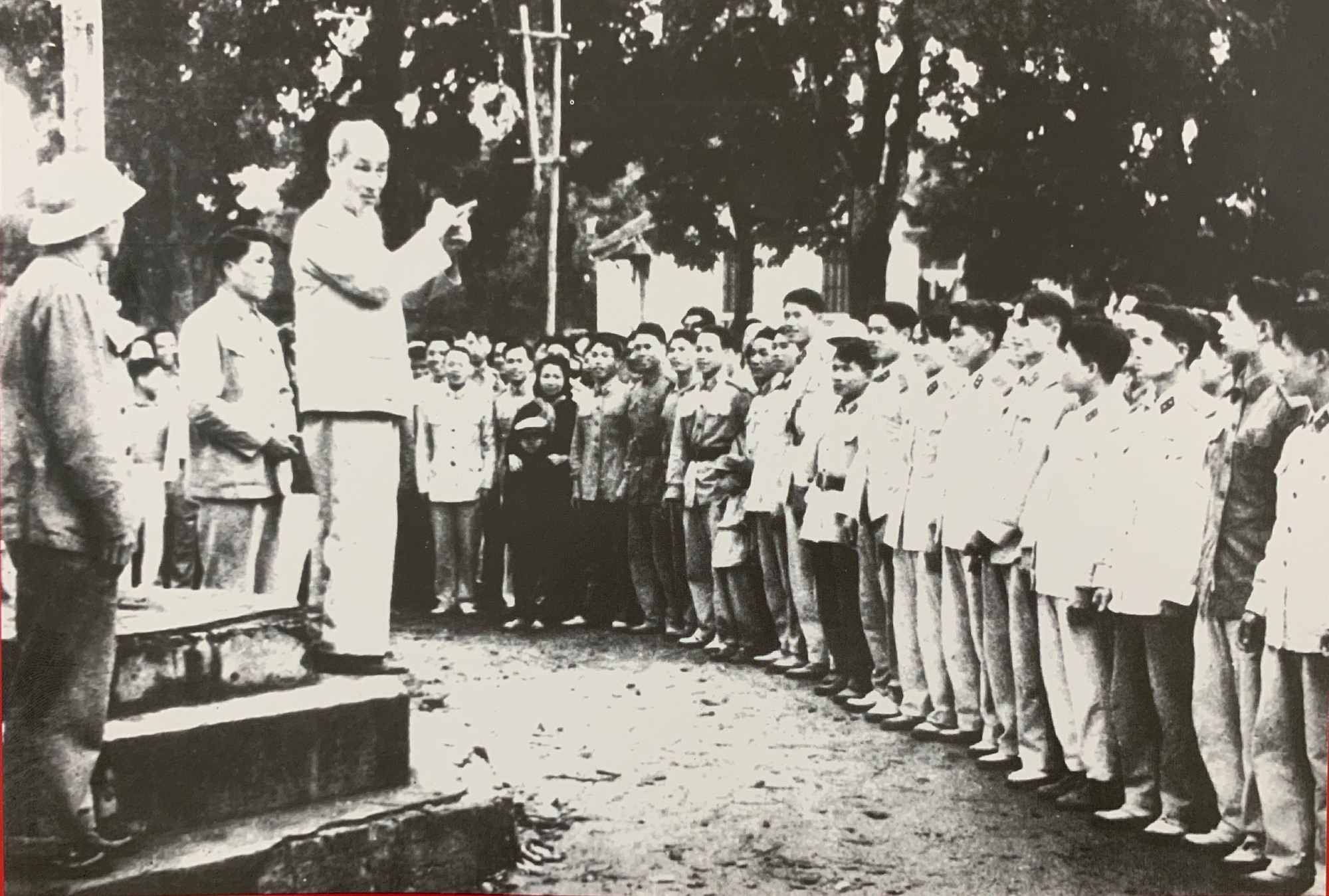 Chủ tịch Hồ Chí Minh thăm và huấn thị cán bộ, chiến sĩ Công an nhân dân vũ trang bảo vệ Thủ đô, ngày 14-2-1961 (Ảnh tư liệu) Chủ tịch Hồ Chí Minh thăm và huấn thị cán bộ, chiến sĩ Công an nhân dân vũ trang bảo vệ Thủ đô, ngày 14-2-1961 (Ảnh tư liệu)