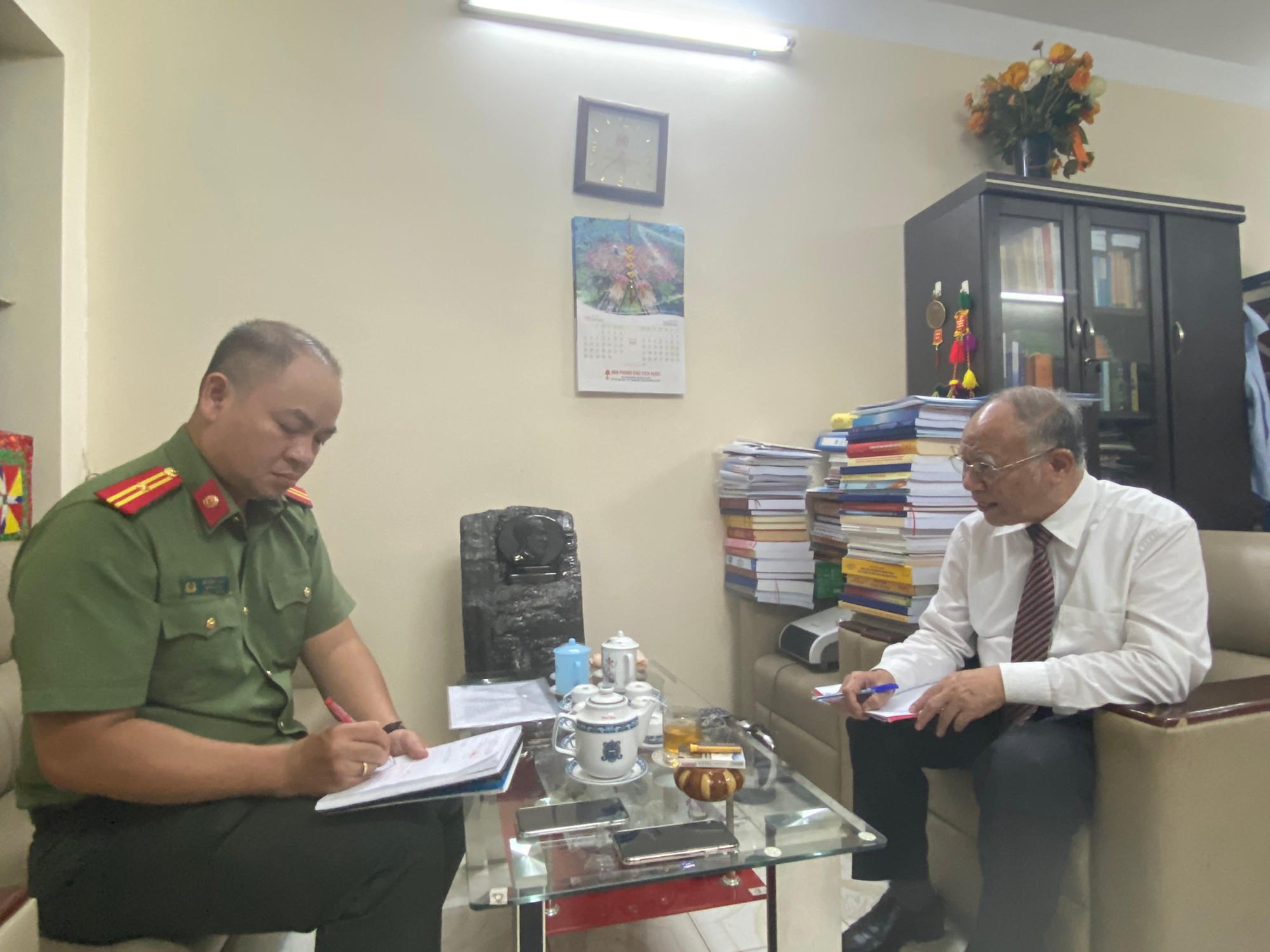 Giáo sư, Tiến sĩ Hoàng Chí Bảo (bên phải) trao đổi với phóng viên An ninh Thủ đô Giáo sư, Tiến sĩ Hoàng Chí Bảo (bên phải) trao đổi với phóng viên An ninh Thủ đô