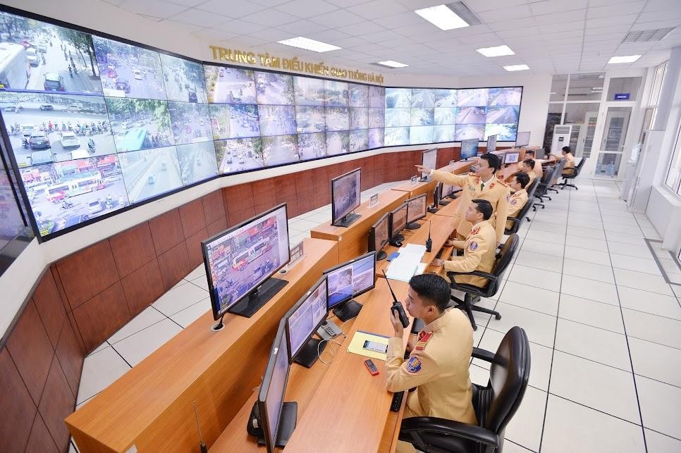 Áp dụng khoa học - công nghệ vào quản lý giao thông tại Trung tâm thông tin chỉ huy, Phòng Cảnh sát giao thông, CATP Hà Nội (Ảnh: Đinh Thành Đức) Áp dụng khoa học - công nghệ vào quản lý giao thông tại Trung tâm thông tin chỉ huy, Phòng Cảnh sát giao thông, CATP Hà Nội (Ảnh: Đinh Thành Đức)