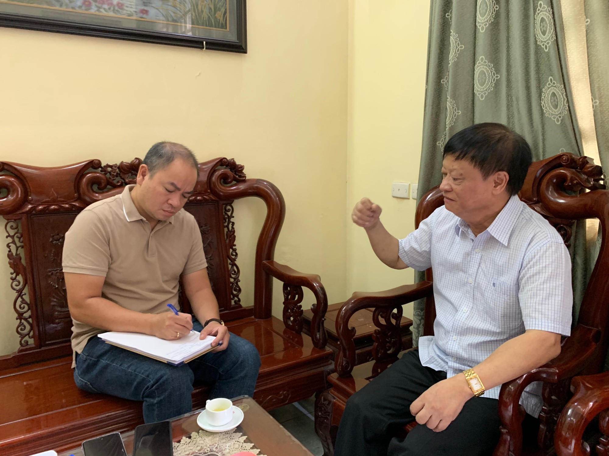 Giáo sư, Tiến sĩ Vũ Văn Hiền - nguyên Phó Chủ tịch Hội đồng Lý luận Trung ương (bên phải) trao đổi với phóng viên An ninh Thủ đô Giáo sư, Tiến sĩ Vũ Văn Hiền - nguyên Phó Chủ tịch Hội đồng Lý luận Trung ương (bên phải) trao đổi với phóng viên An ninh Thủ đô