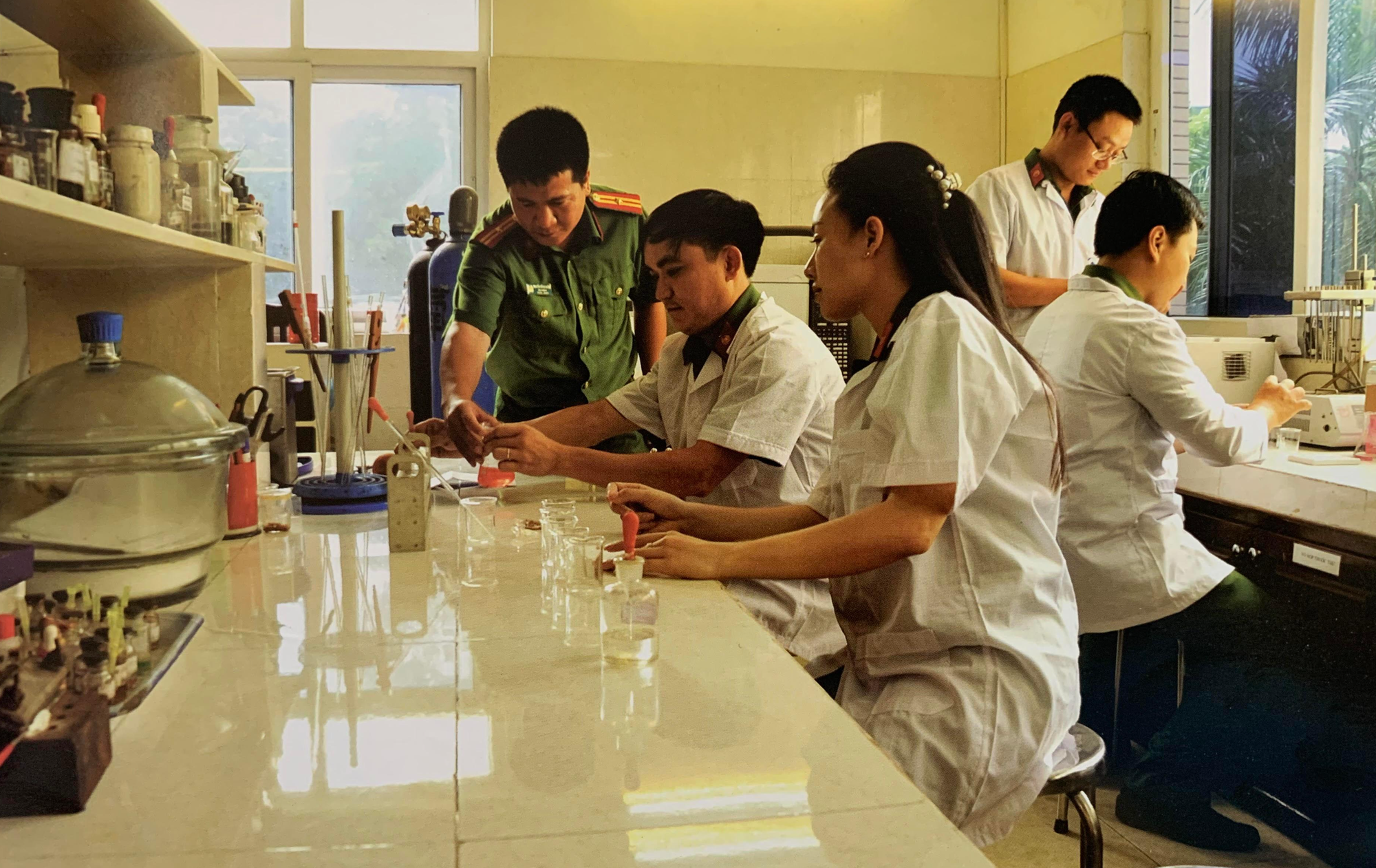 Tập trung xây dựng đội ngũ đủ phẩm chất, trình độ, năng lực, uy tín, ngang tầm nhiệm vụ và cán bộ khoa học, kỹ thuật, chuyên gia giỏi Tập trung xây dựng đội ngũ đủ phẩm chất, trình độ, năng lực, uy tín, ngang tầm nhiệm vụ và cán bộ khoa học, kỹ thuật, chuyên gia giỏi
