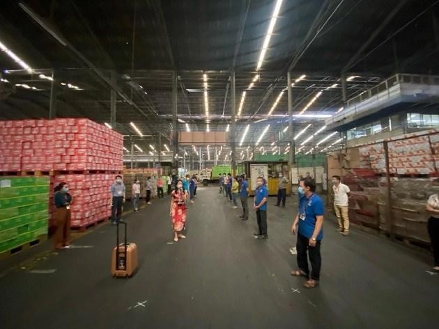Phó Tổng Giám đốc Trần Uyên Phương hướng dẫn hoạt động “3 tại chỗ” và 5K trong nhà máy THP. Phó Tổng Giám đốc Trần Uyên Phương hướng dẫn hoạt động “3 tại chỗ” và 5K trong nhà máy THP.