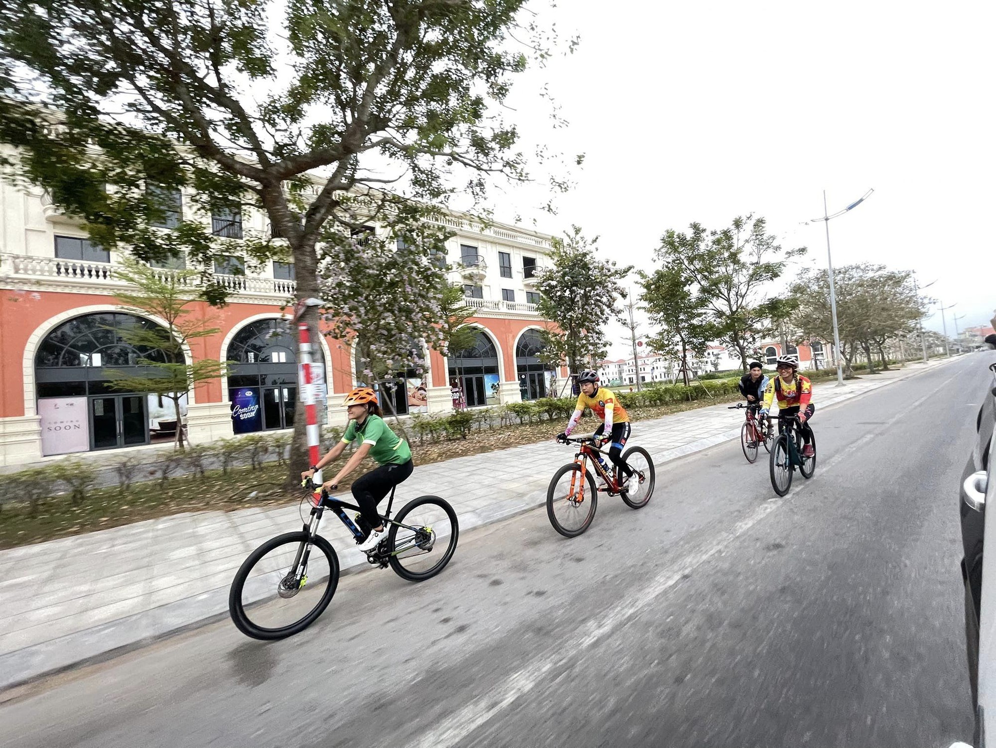 Những người bạn runner địa phương đồng hành với Thanh Vũ trên hành trình xuyên Việt của cá nhân cô Những người bạn runner địa phương đồng hành với Thanh Vũ trên hành trình xuyên Việt của cá nhân cô