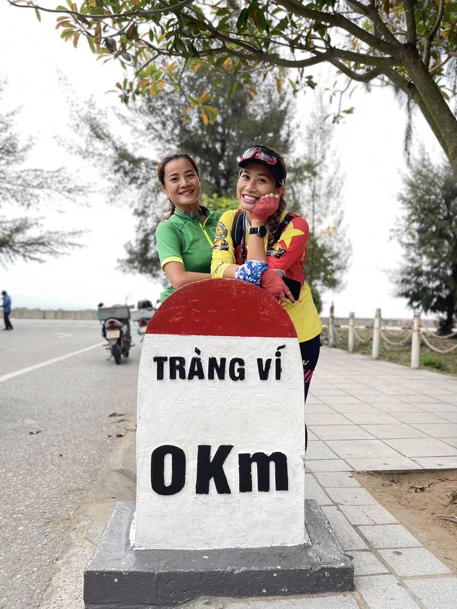 Bên bãi biển Trà Cổ nơi khởi đầu của dải đất hình chữ S thân yêu trên bản đồ Việt Nam Bên bãi biển Trà Cổ nơi khởi đầu của dải đất hình chữ S thân yêu trên bản đồ Việt Nam