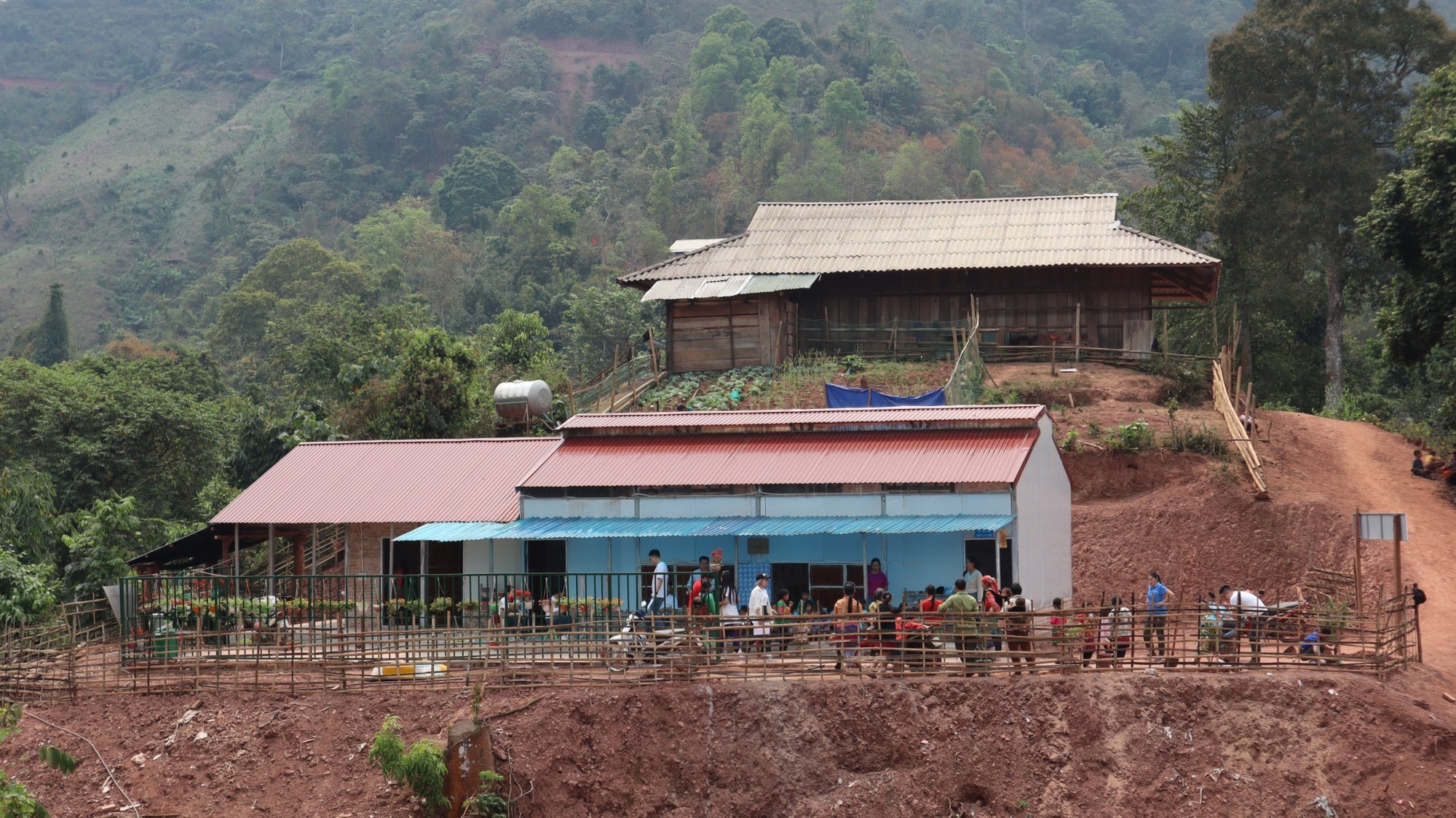 Một điểm trường trong ngày vui lớp học mới Một điểm trường trong ngày vui lớp học mới