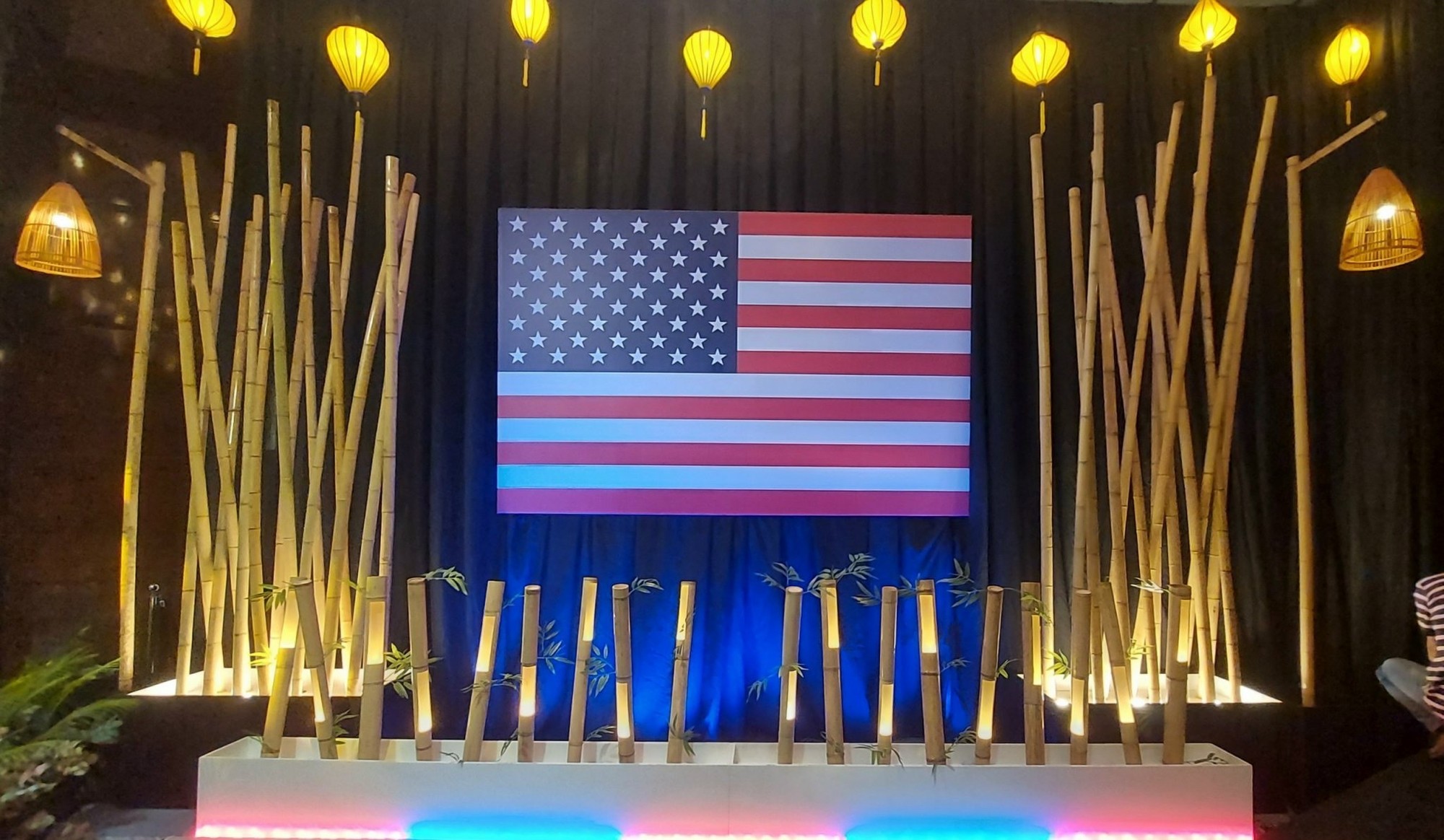 Hình ảnh nét văn hóa riêng biệt của Việt Nam mà cả thế giới có thể thấy trong khuôn hình phòng họp của Tổng thống Mỹ Hình ảnh nét văn hóa riêng biệt của Việt Nam mà cả thế giới có thể thấy trong khuôn hình phòng họp của Tổng thống Mỹ