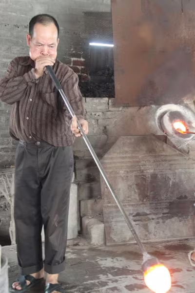 Nhọc nhằn mưu sinh bên "hỏa ngục" giữ nghề thổi thủy tinh ảnh 3 Nhọc nhằn mưu sinh bên "hỏa ngục" giữ nghề thổi thủy tinh ảnh 3