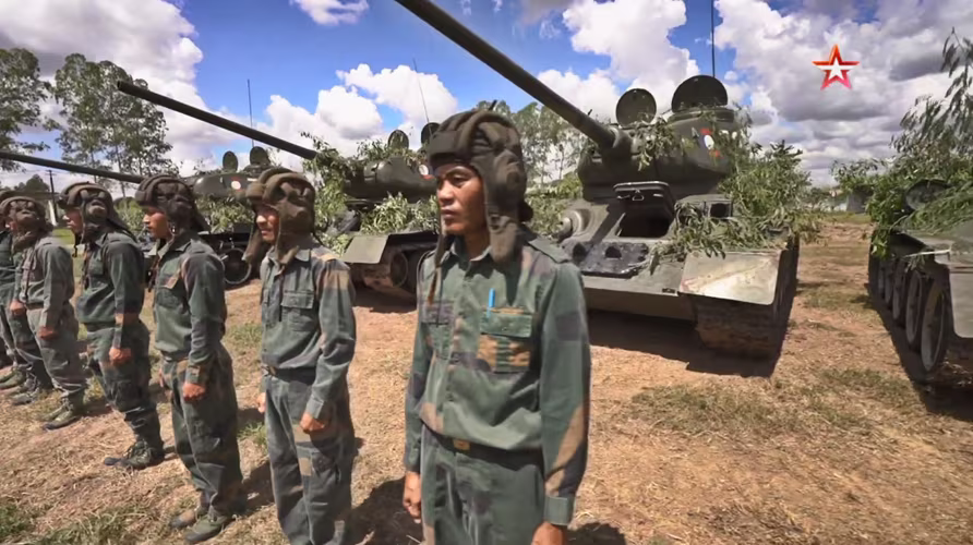 Xe tăng T-34-85 của quân đội Lào Xe tăng T-34-85 của quân đội Lào