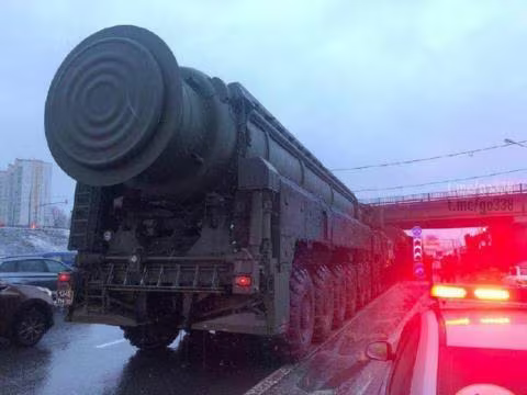 RS-24 Yars bị kẹt trong nội đô Moscow RS-24 Yars bị kẹt trong nội đô Moscow